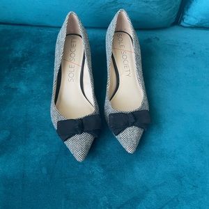 Textured pointy toe pumps with bow.